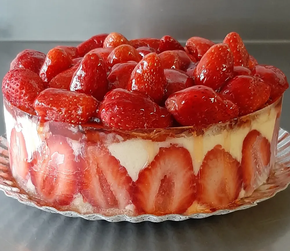 patisserie-le-puit-damour-samatan-mousse-fraisier-scaled (1)