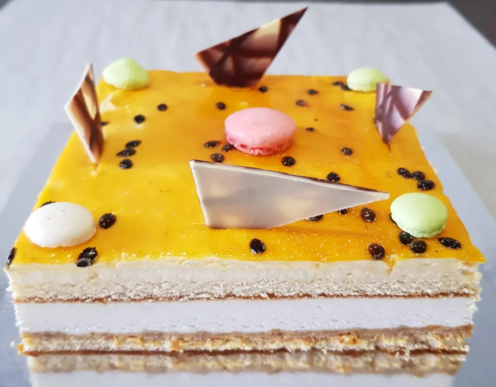 patisserie-le-puit-damour-samatan-mousse-passion-chocolat-blanc-scaled