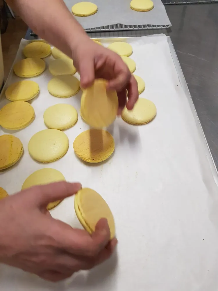 boulangerie-patisserie-lepuit-damour-samatan-fabrication-macarons-scaled